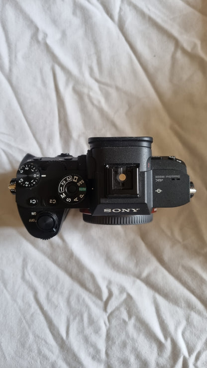 Sony a7 ii new condition (3000 decl) + warranty