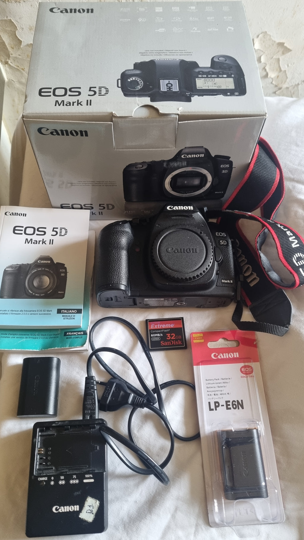 Canon 5D Mark II in very good condition + grip + warranty