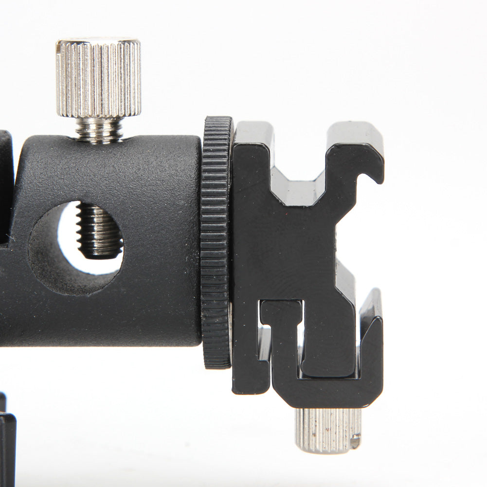 Support pivotant pour fixer un ou plusieurs flash et un parapluie réflecteur à un trépied